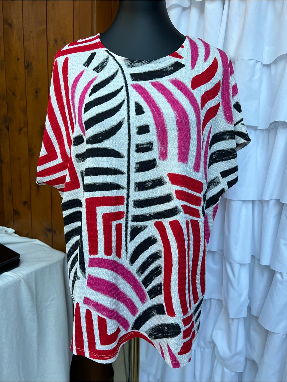 Jules & Leopold White Short-Sleeve Tee with Red, Pink & Black Abstract Pattern